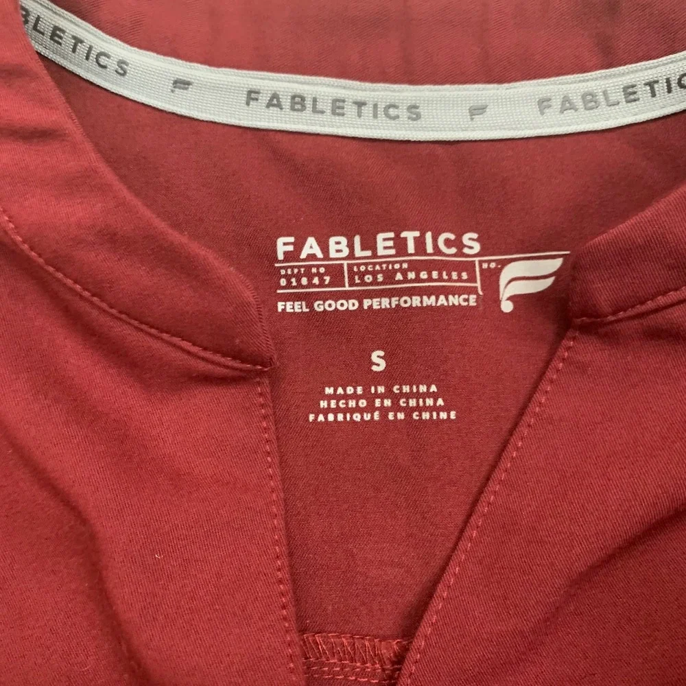 Women's Fabletics Burgundy Scrub Set Top And Jogger Pants Size Small - Picture 12 of 16